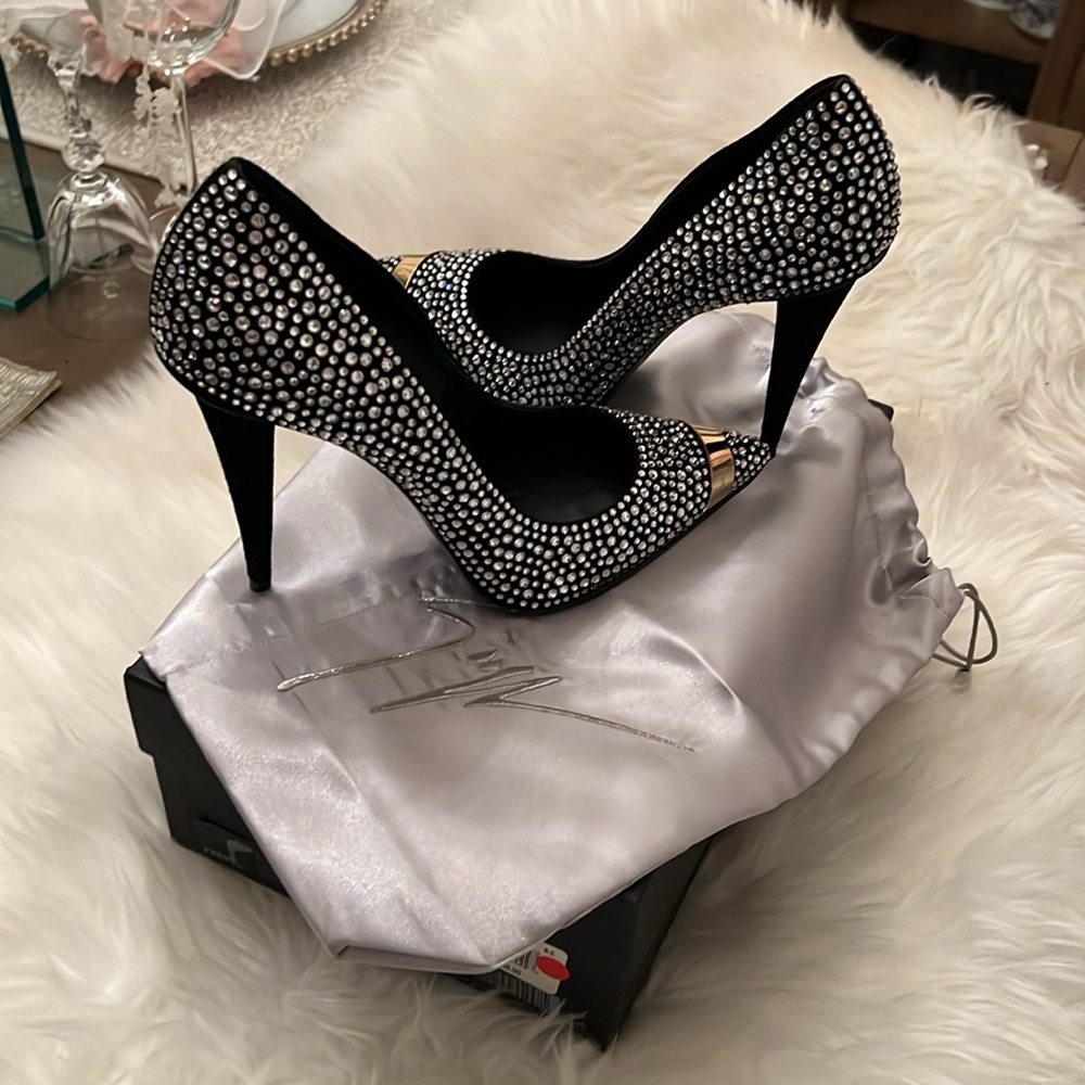 Giuseppe Zanotti
Black Crystal Embellished Suede Ester Pointed Toe Pumps - Picture 5 of 8